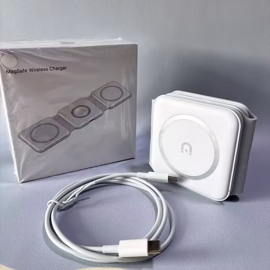 Affordable Foldable 3-in-1 Wireless Charger for Simultaneous Charging of Mobile Phones, Headsets and Smart Watches